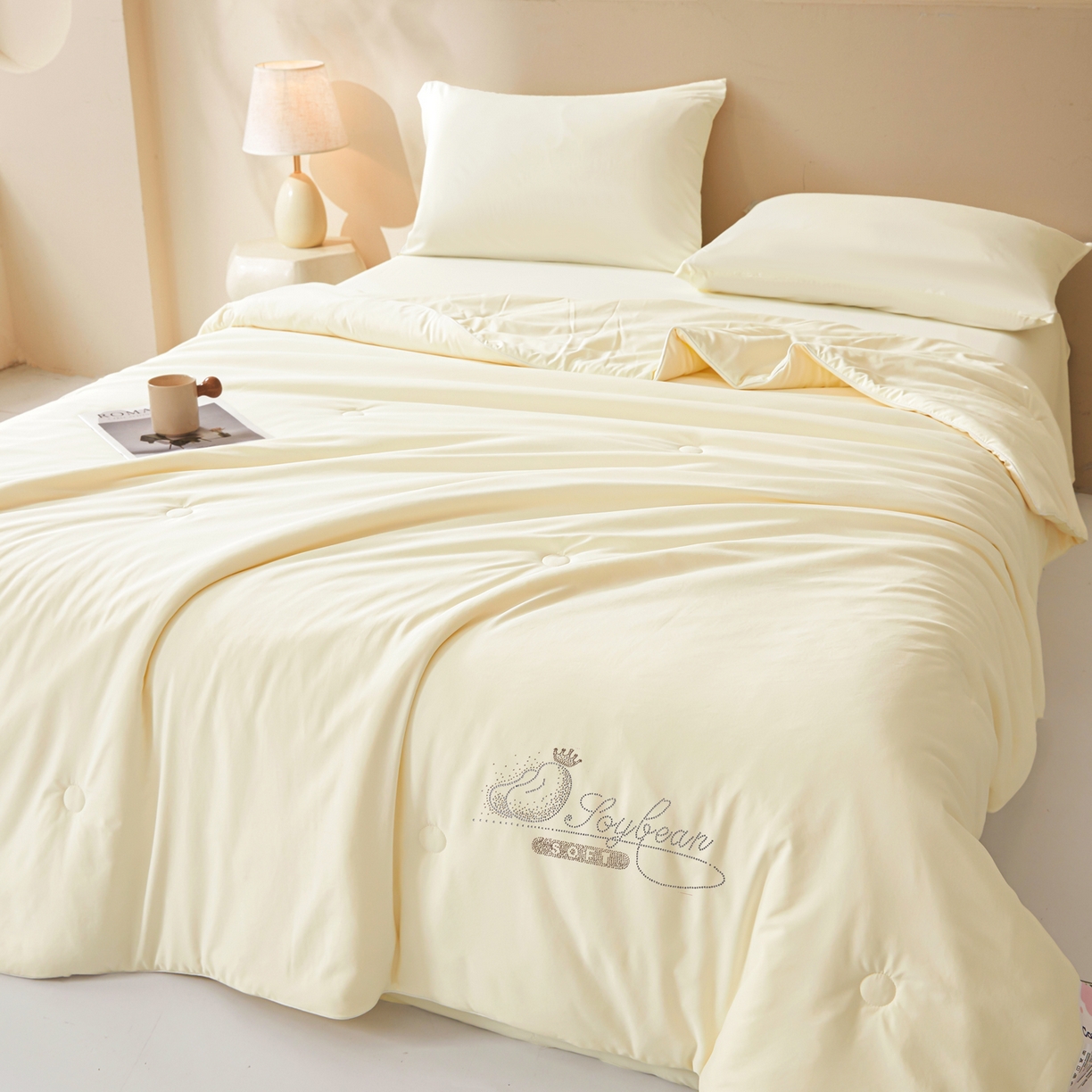 91家纺网 家纺一手货源 找家纺 秋泽家纺2026慕丝棉纯色凉感大豆纤维夏被 烫钻工艺四边踩棉不跑棉 奶油白