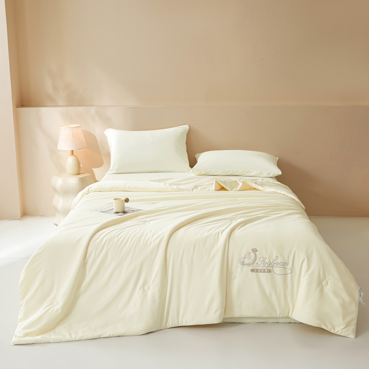 91家纺网 家纺一手货源 找家纺 秋泽家纺2026慕丝棉纯色凉感大豆纤维夏被 烫钻工艺四边踩棉不跑棉 奶油白