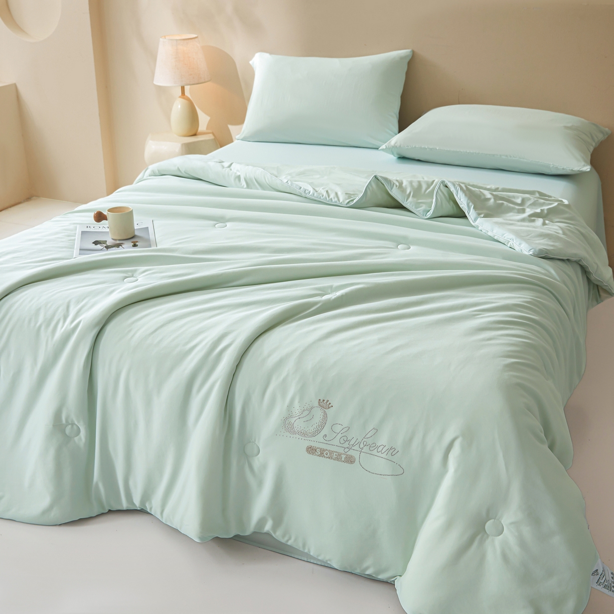 91家纺网 家纺一手货源 找家纺 秋泽家纺2026慕丝棉纯色凉感大豆纤维夏被 烫钻工艺四边踩棉不跑棉 清新蓝