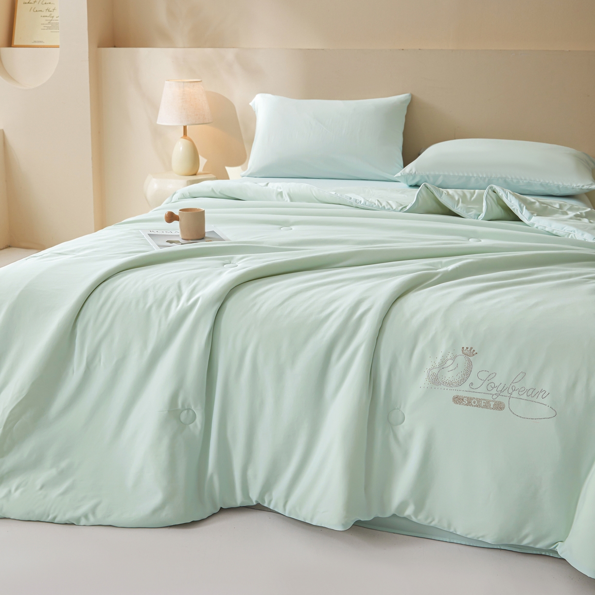 91家纺网 家纺一手货源 找家纺 秋泽家纺2026慕丝棉纯色凉感大豆纤维夏被 烫钻工艺四边踩棉不跑棉 清新蓝