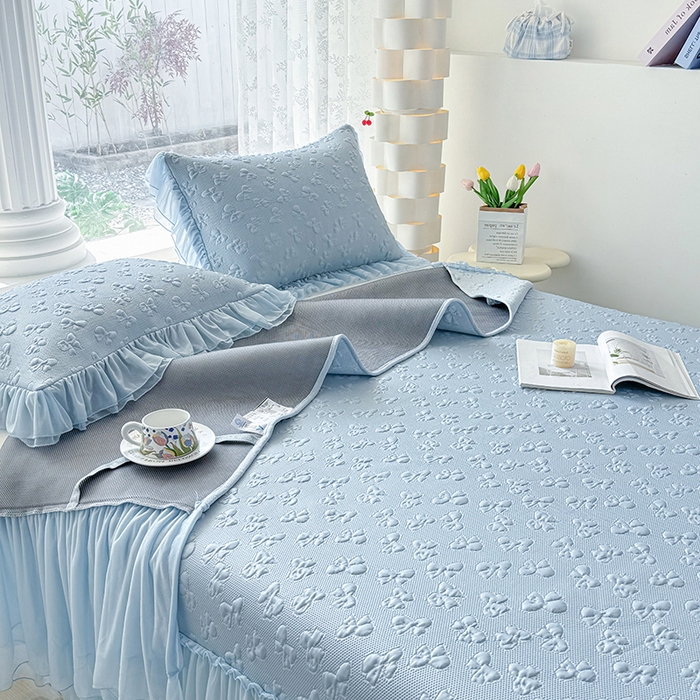 91家纺网 家纺一手货源 找家纺 金绣美居 2026新款PE高分子复合凉感席韩版床裙款凉席三件套-小确幸 小确幸-天空蓝