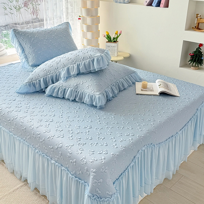 91家纺网 家纺一手货源 找家纺 金绣美居 2026新款PE高分子复合凉感席韩版床裙款凉席三件套-小确幸 小确幸-天空蓝