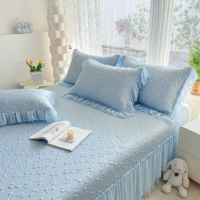 91家纺网 家纺一手货源 找家纺 金绣美居 2026新款PE高分子复合凉感席韩版床裙款凉席三件套-小确幸 小确幸-天空蓝