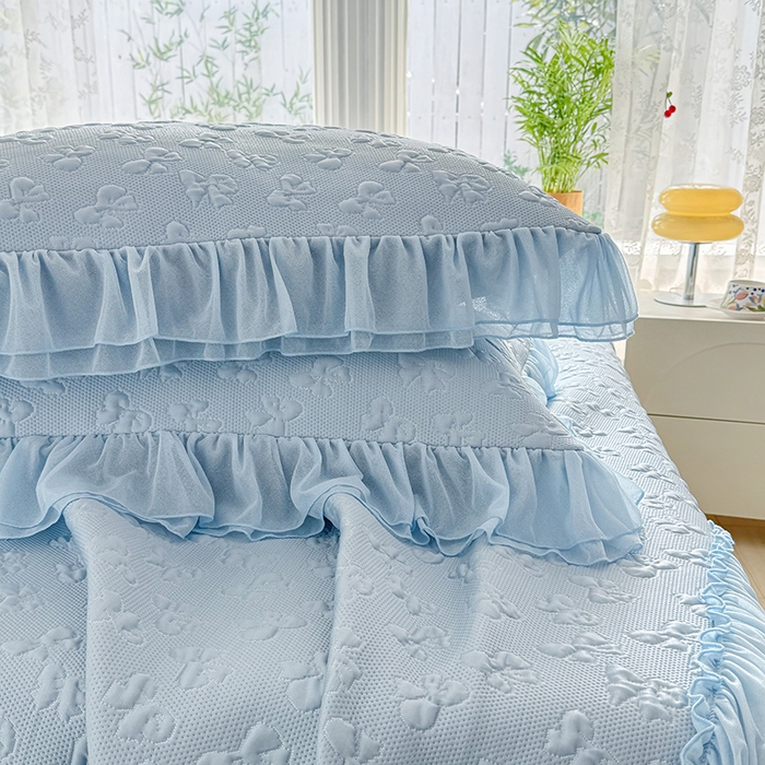 91家纺网 家纺一手货源 找家纺 金绣美居 2026新款PE高分子复合凉感席韩版床裙款凉席三件套-小确幸 小确幸-天空蓝