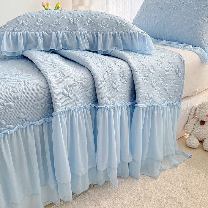 91家纺网 家纺一手货源 找家纺 金绣美居 2026新款PE高分子复合凉感席韩版床裙款凉席三件套-小确幸 小确幸-天空蓝