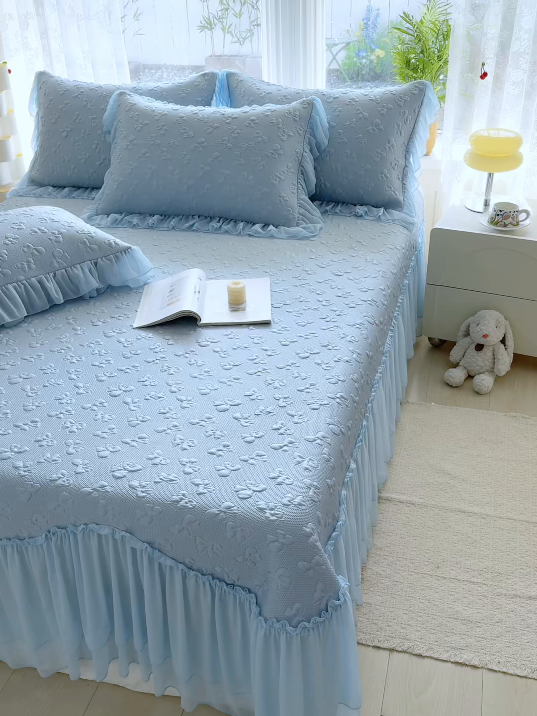 91家纺网 家纺一手货源 找家纺 金绣美居 2026新款PE高分子复合凉感席韩版床裙款凉席三件套-小确幸 小确幸-天空蓝