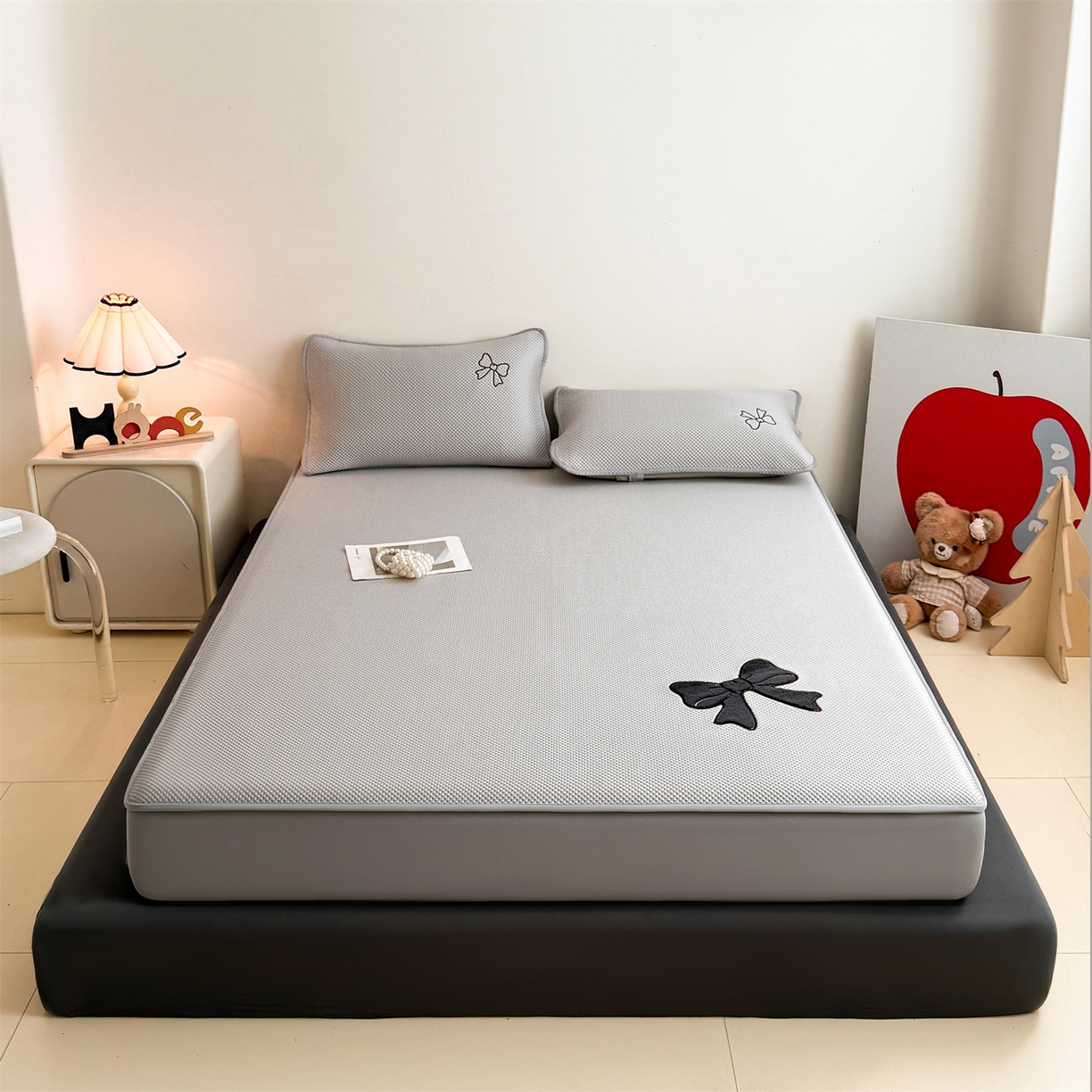 91家纺网 家纺一手货源 找家纺 （总）雯豆家纺 2026春夏新款PE中分子凉感豆豆床笠三件套加厚三明治床垫保护套-墨蝶