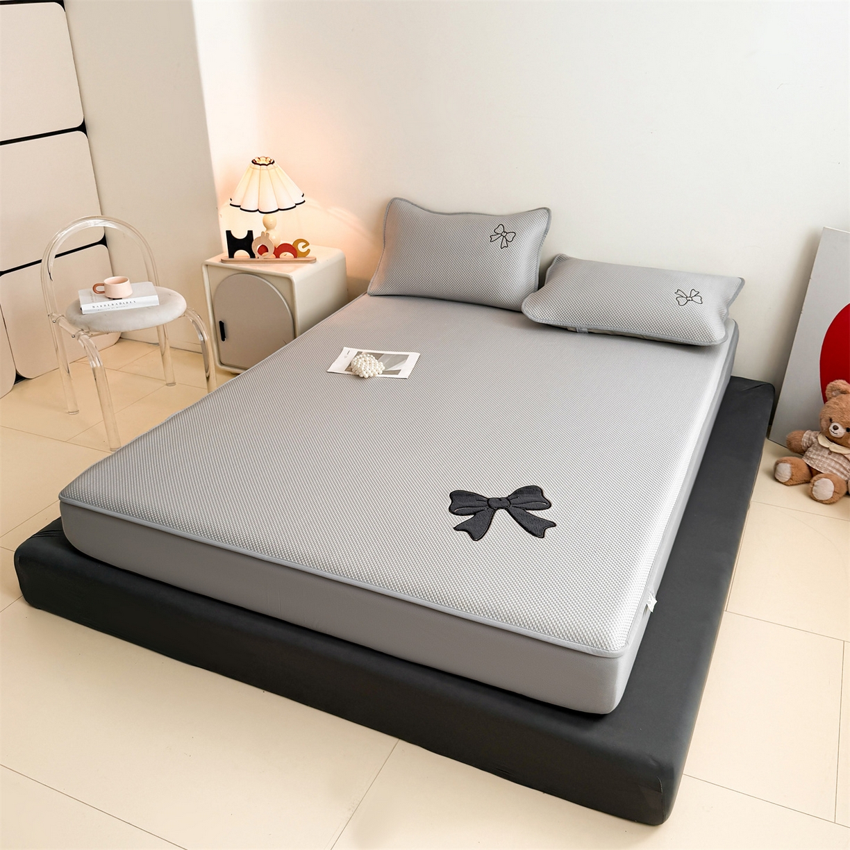 91家纺网 家纺一手货源 找家纺 （总）雯豆家纺 2026春夏新款PE中分子凉感豆豆床笠三件套加厚三明治床垫保护套-墨蝶