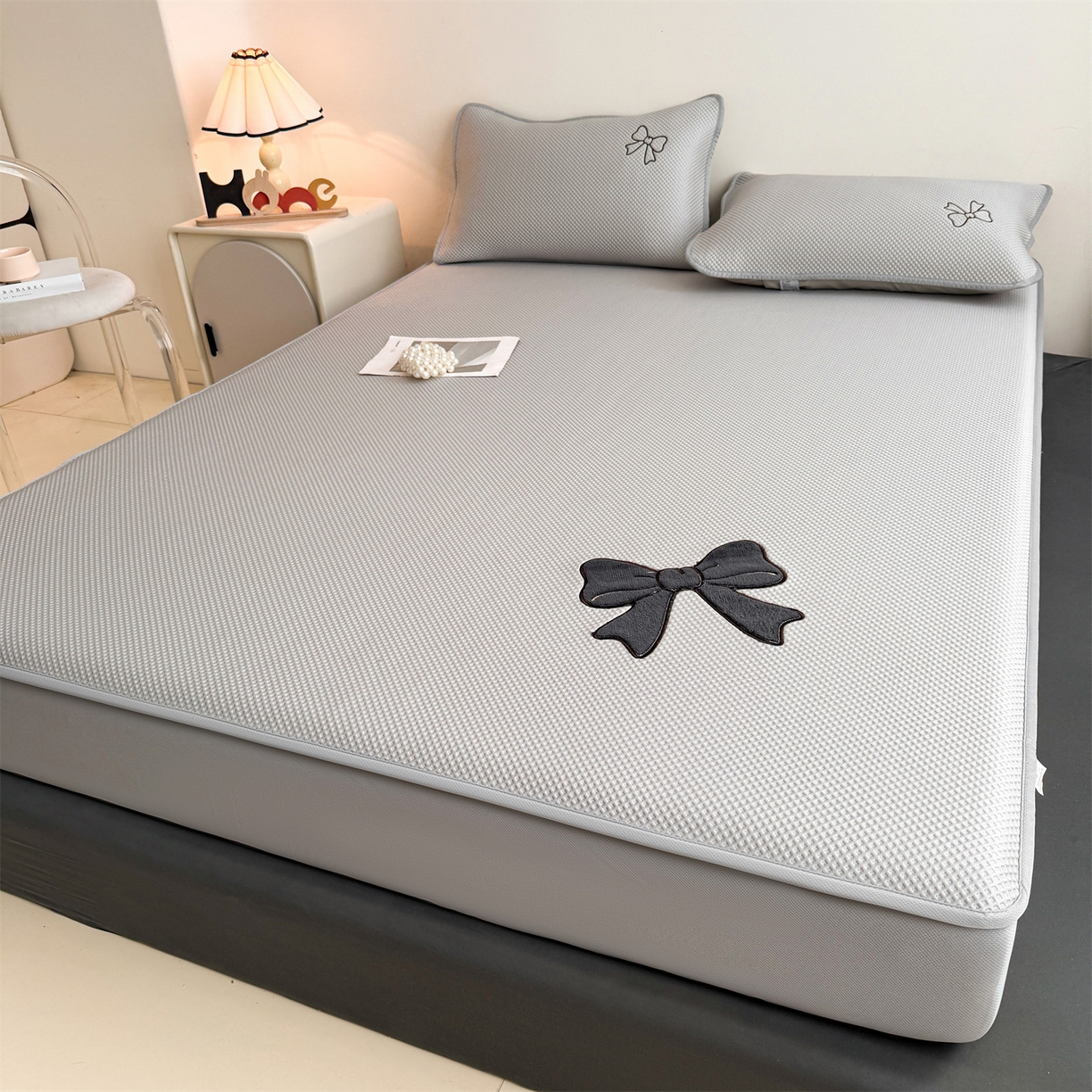 91家纺网 家纺一手货源 找家纺 （总）雯豆家纺 2026春夏新款PE中分子凉感豆豆床笠三件套加厚三明治床垫保护套-墨蝶