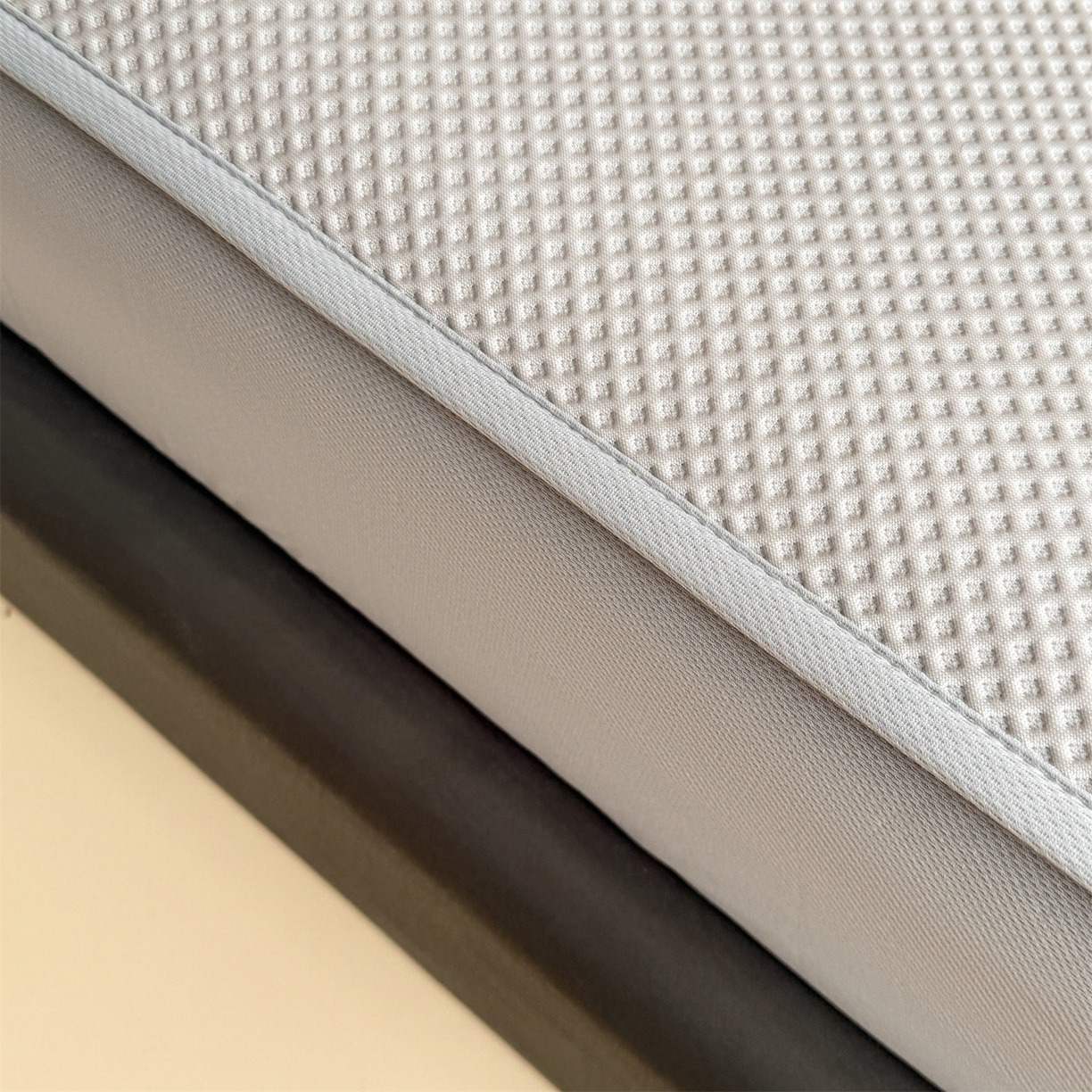 91家纺网 家纺一手货源 找家纺 （总）雯豆家纺 2026春夏新款PE中分子凉感豆豆床笠三件套加厚三明治床垫保护套-墨蝶