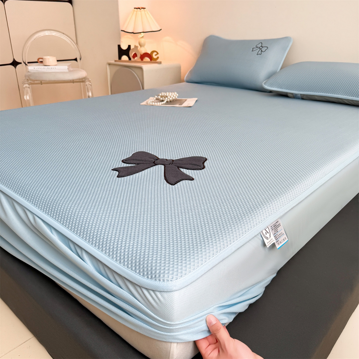 91家纺网 家纺一手货源 找家纺 雯豆家纺 2026春夏新款PE中分子凉感豆豆床笠三件套加厚三明治床垫保护套-墨蝶 墨蝶床笠款-蓝
