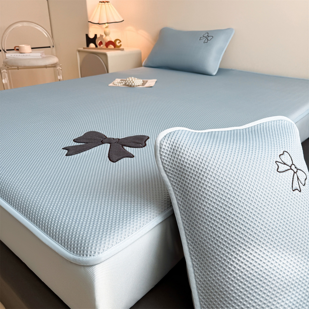 91家纺网 家纺一手货源 找家纺 雯豆家纺 2026春夏新款PE中分子凉感豆豆床笠三件套加厚三明治床垫保护套-墨蝶 墨蝶床笠款-蓝