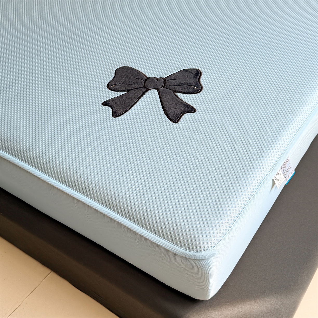 91家纺网 家纺一手货源 找家纺 雯豆家纺 2026春夏新款PE中分子凉感豆豆床笠三件套加厚三明治床垫保护套-墨蝶 墨蝶床笠款-蓝