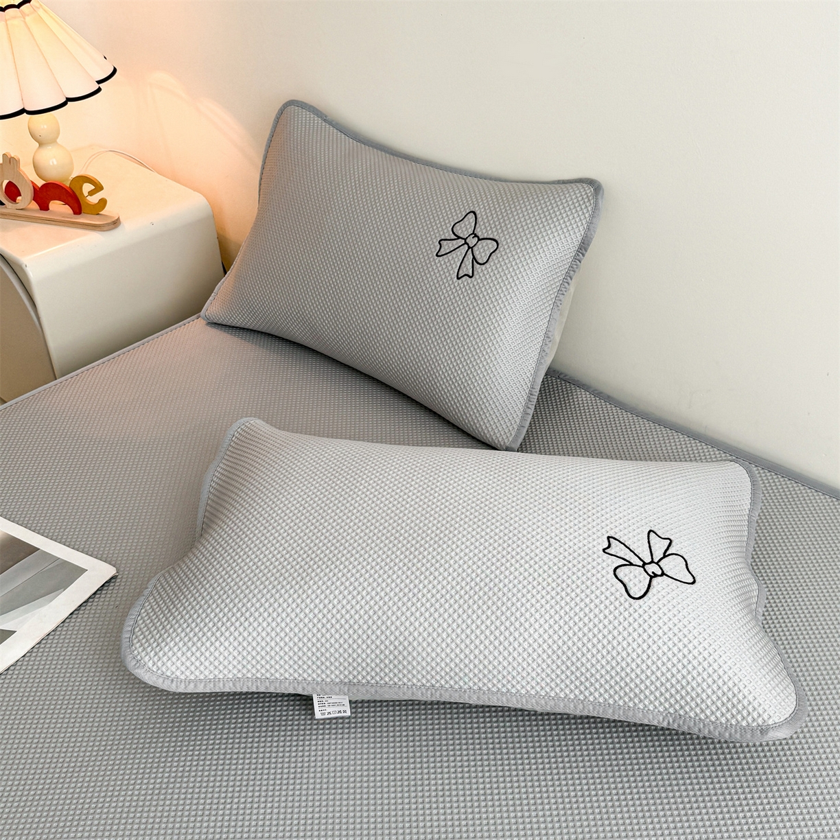 91家纺网 家纺一手货源 找家纺 雯豆家纺 2026春夏新款PE中分子凉感豆豆床笠三件套加厚三明治床垫保护套-墨蝶 墨蝶床笠款-灰