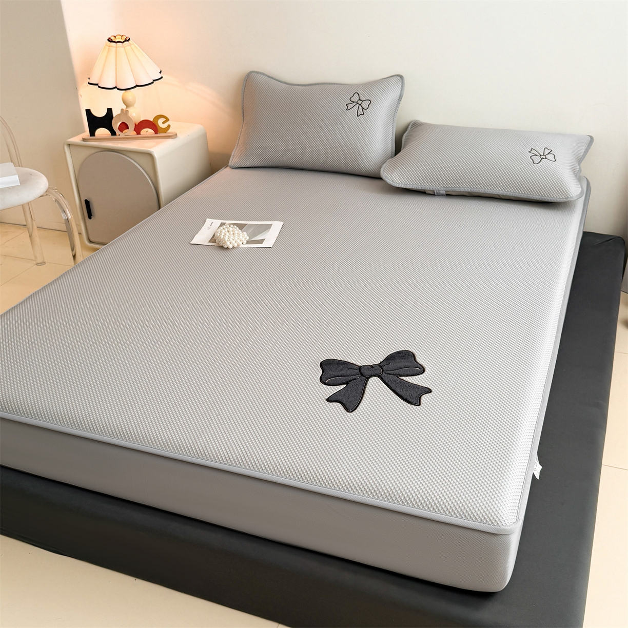 91家纺网 家纺一手货源 找家纺 雯豆家纺 2026春夏新款PE中分子凉感豆豆床笠三件套加厚三明治床垫保护套-墨蝶 墨蝶床笠款-灰