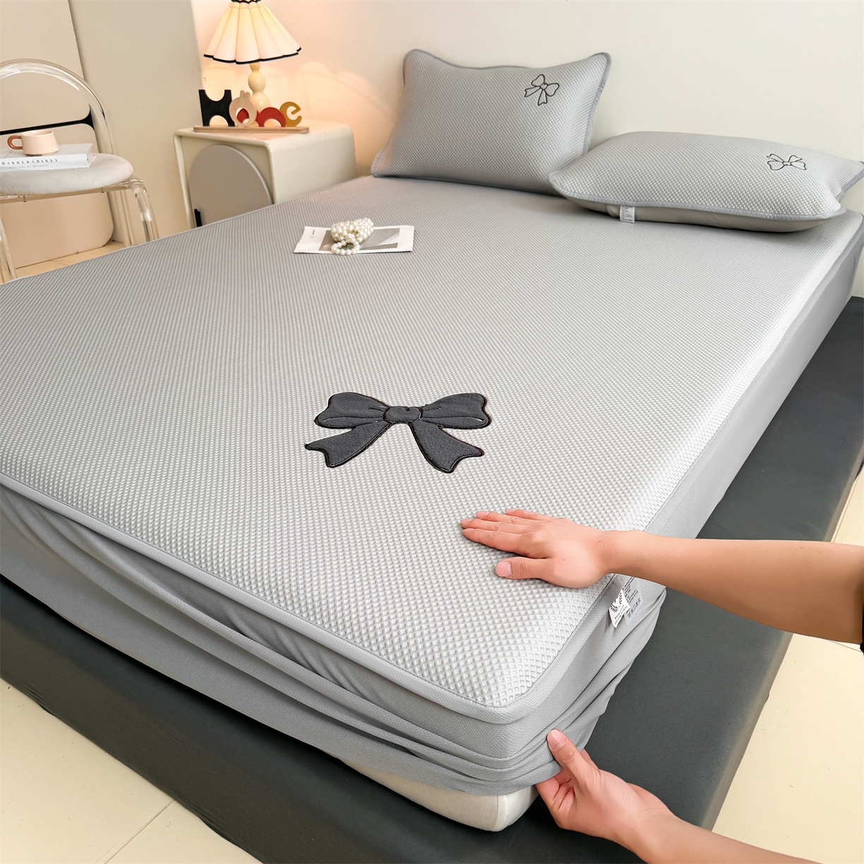 91家纺网 家纺一手货源 找家纺 雯豆家纺 2026春夏新款PE中分子凉感豆豆床笠三件套加厚三明治床垫保护套-墨蝶 墨蝶床笠款-灰