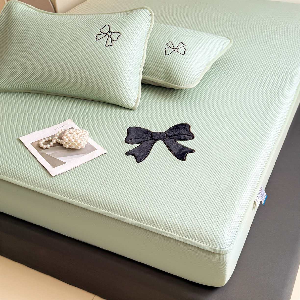 91家纺网 家纺一手货源 找家纺 雯豆家纺 2026春夏新款PE中分子凉感豆豆床笠三件套加厚三明治床垫保护套-墨蝶 墨蝶床笠款-绿