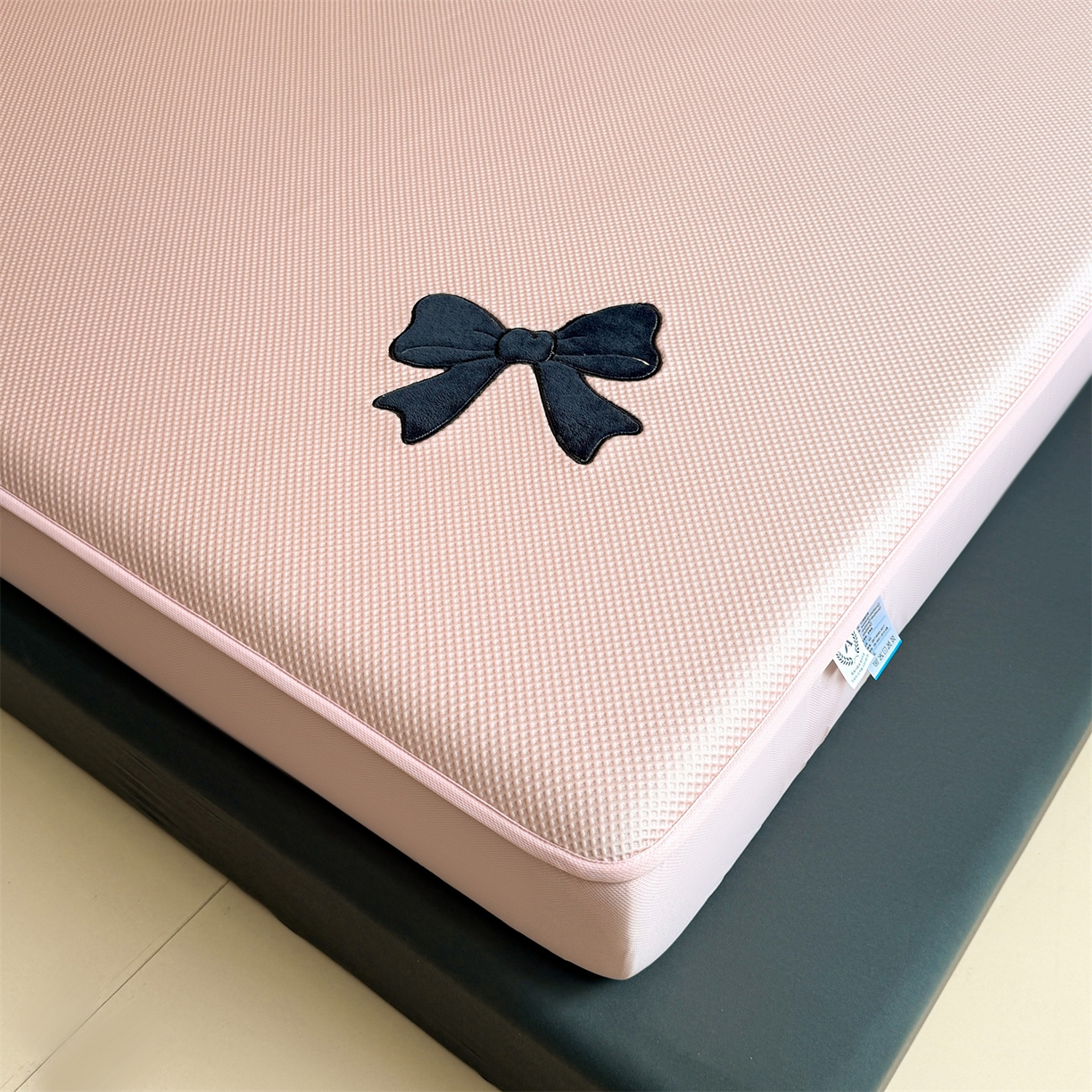 91家纺网 家纺一手货源 找家纺 雯豆家纺 2026春夏新款PE中分子凉感豆豆床笠三件套加厚三明治床垫保护套-墨蝶 墨蝶床笠款-粉