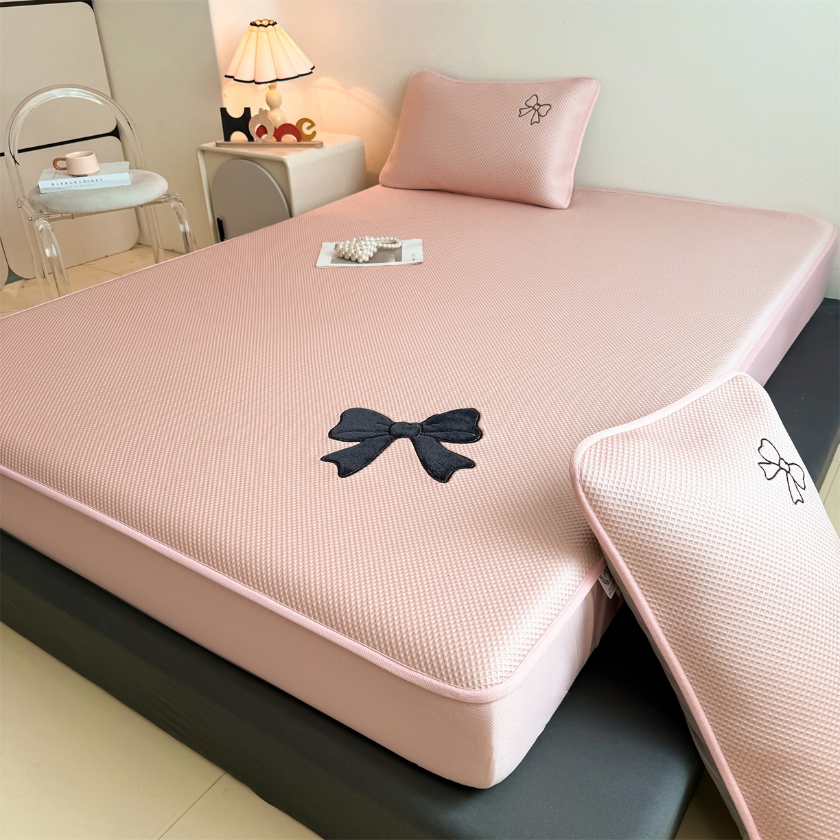 91家纺网 家纺一手货源 找家纺 雯豆家纺 2026春夏新款PE中分子凉感豆豆床笠三件套加厚三明治床垫保护套-墨蝶 墨蝶床笠款-粉