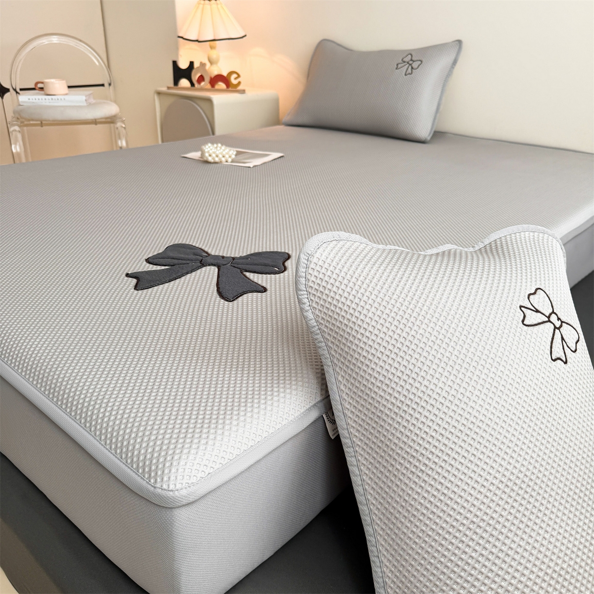 91家纺网 家纺一手货源 找家纺 雯豆家纺 2026春夏新款PE中分子凉感豆豆床笠三件套加厚三明治床垫保护套-墨蝶 墨蝶床笠款-灰