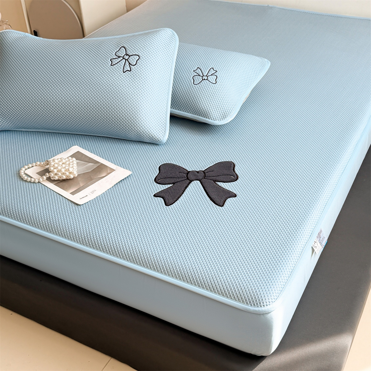 91家纺网 家纺一手货源 找家纺 雯豆家纺 2026春夏新款PE中分子凉感豆豆床笠三件套加厚三明治床垫保护套-墨蝶 墨蝶床笠款-蓝