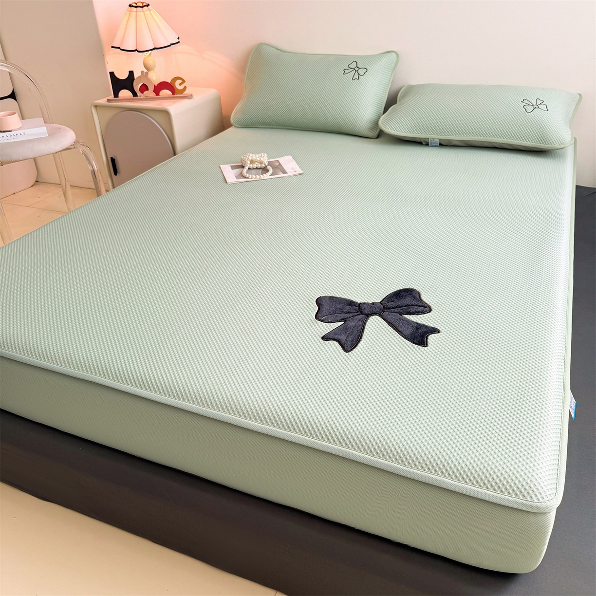 91家纺网 家纺一手货源 找家纺 雯豆家纺 2026春夏新款PE中分子凉感豆豆床笠三件套加厚三明治床垫保护套-墨蝶 墨蝶床笠款-绿