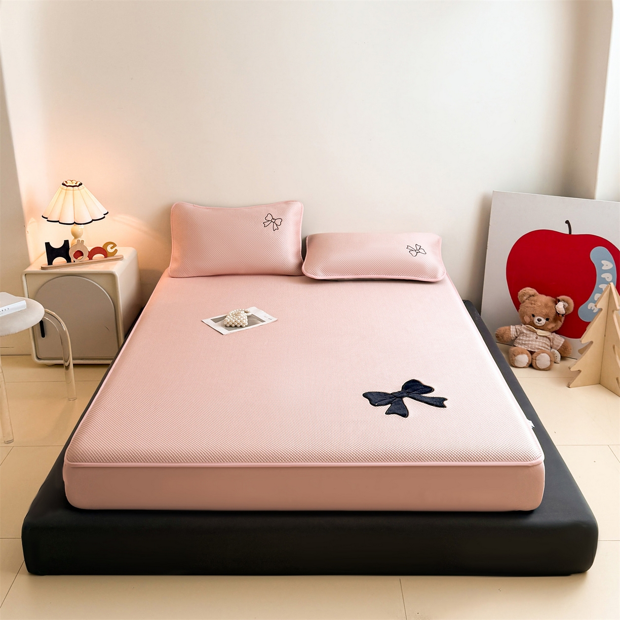 91家纺网 家纺一手货源 找家纺 雯豆家纺 2026春夏新款PE中分子凉感豆豆床笠三件套加厚三明治床垫保护套-墨蝶 墨蝶床笠款-粉