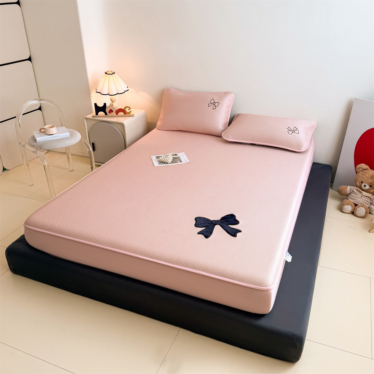 91家纺网 家纺一手货源 找家纺 雯豆家纺 2026春夏新款PE中分子凉感豆豆床笠三件套加厚三明治床垫保护套-墨蝶 墨蝶床笠款-粉