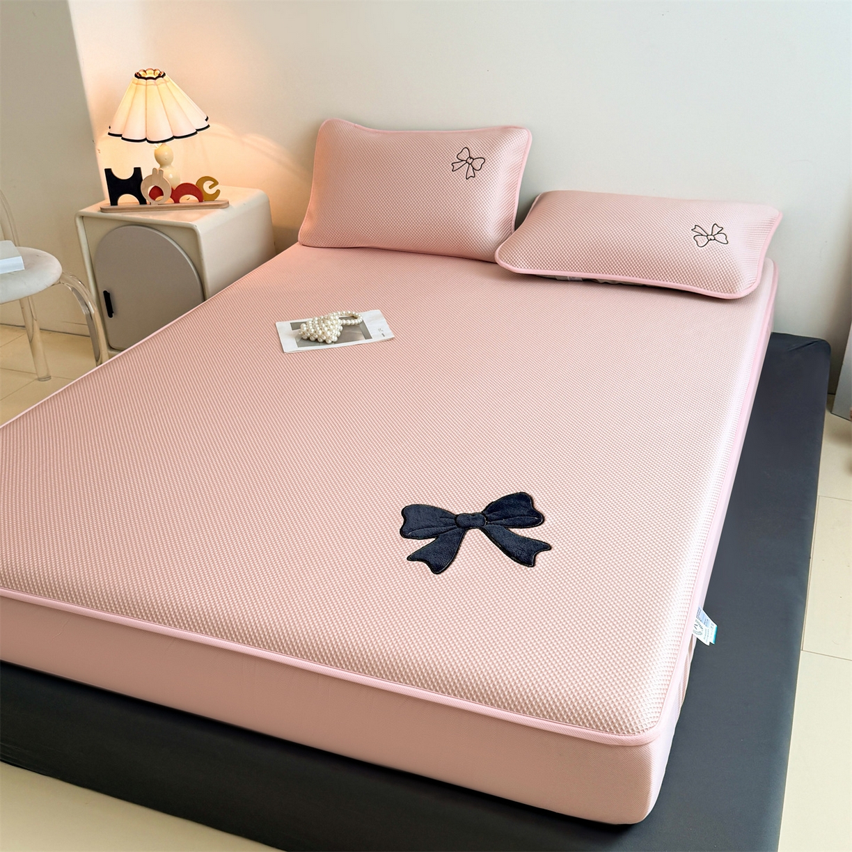 91家纺网 家纺一手货源 找家纺 雯豆家纺 2026春夏新款PE中分子凉感豆豆床笠三件套加厚三明治床垫保护套-墨蝶 墨蝶床笠款-粉