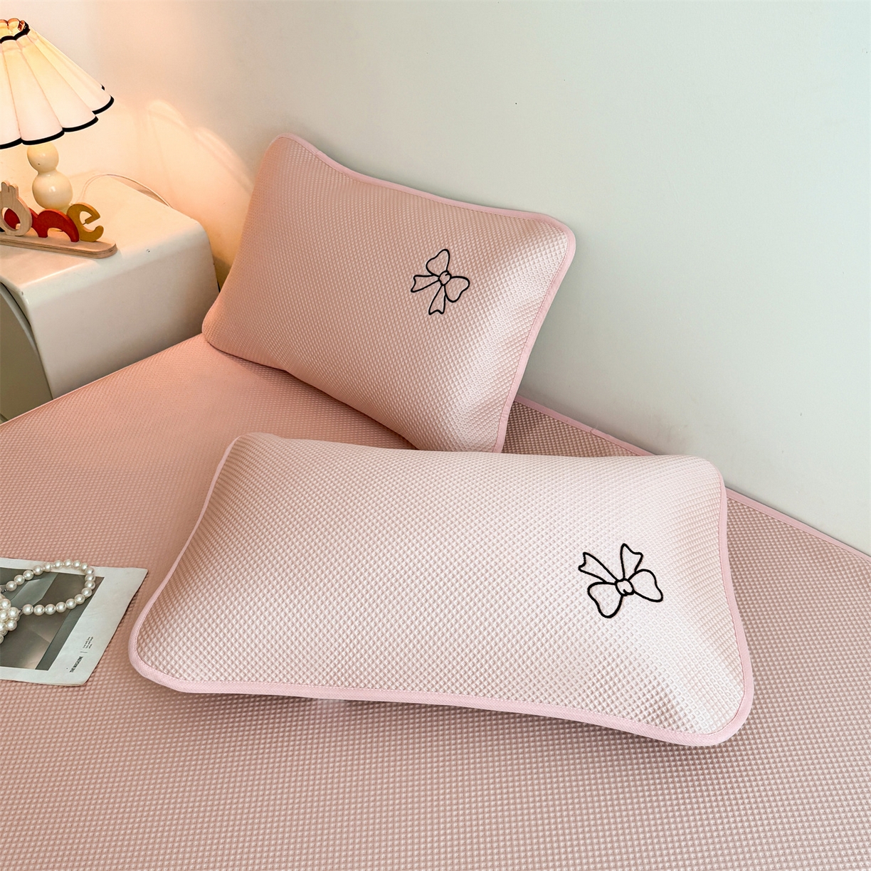 91家纺网 家纺一手货源 找家纺 雯豆家纺 2026春夏新款PE中分子凉感豆豆床笠三件套加厚三明治床垫保护套-墨蝶 墨蝶床笠款-粉