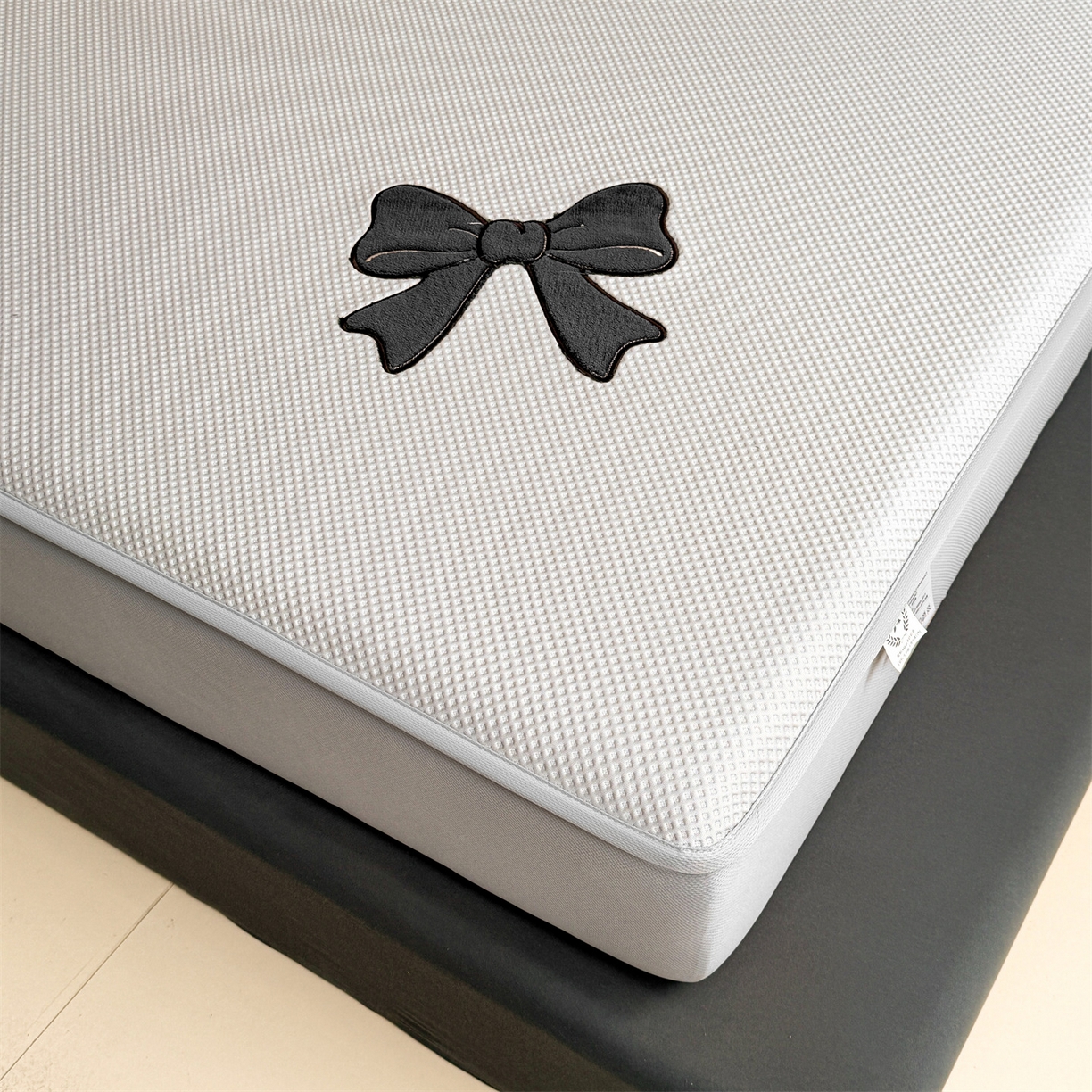 91家纺网 家纺一手货源 找家纺 雯豆家纺 2026春夏新款PE中分子凉感豆豆床笠三件套加厚三明治床垫保护套-墨蝶 墨蝶床笠款-灰