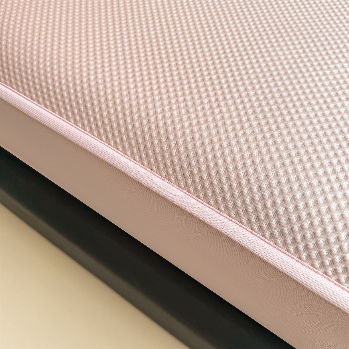 91家纺网 家纺一手货源 找家纺 雯豆家纺 2026春夏新款PE中分子凉感豆豆床笠三件套加厚三明治床垫保护套-墨蝶 墨蝶床笠款-粉