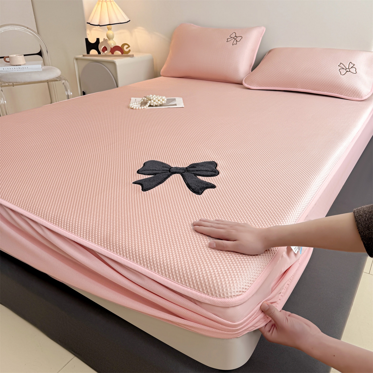 雯豆家纺 2026春夏新款PE中分子凉感豆豆床笠三件套加厚三明治床垫保护套-墨蝶 墨蝶床笠款-粉