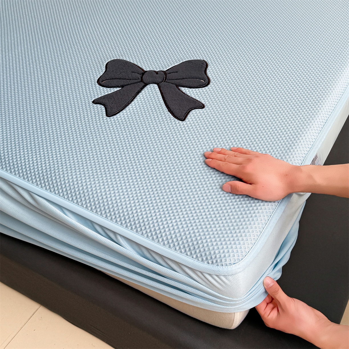 91家纺网 家纺一手货源 找家纺 雯豆家纺 2026春夏新款PE中分子凉感豆豆床笠三件套加厚三明治床垫保护套-墨蝶 墨蝶床笠款-蓝