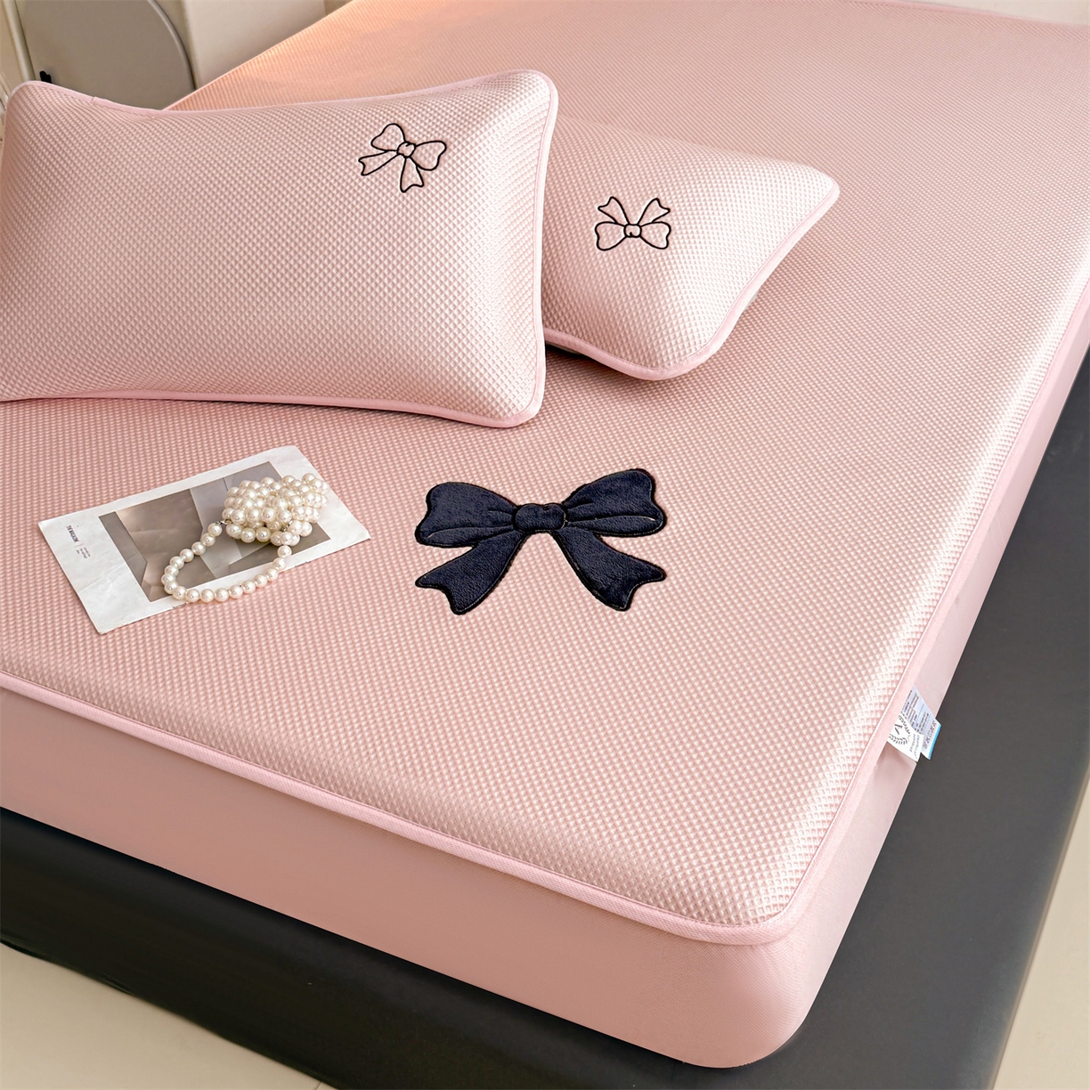 91家纺网 家纺一手货源 找家纺 雯豆家纺 2026春夏新款PE中分子凉感豆豆床笠三件套加厚三明治床垫保护套-墨蝶 墨蝶床笠款-粉