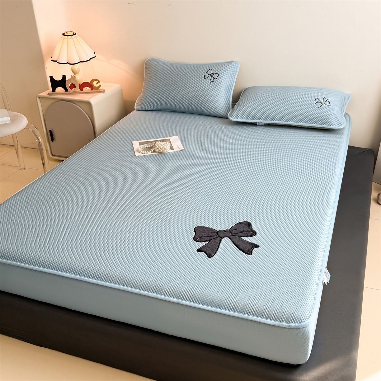 91家纺网 家纺一手货源 找家纺 雯豆家纺 2026春夏新款PE中分子凉感豆豆床笠三件套加厚三明治床垫保护套-墨蝶 墨蝶床笠款-蓝