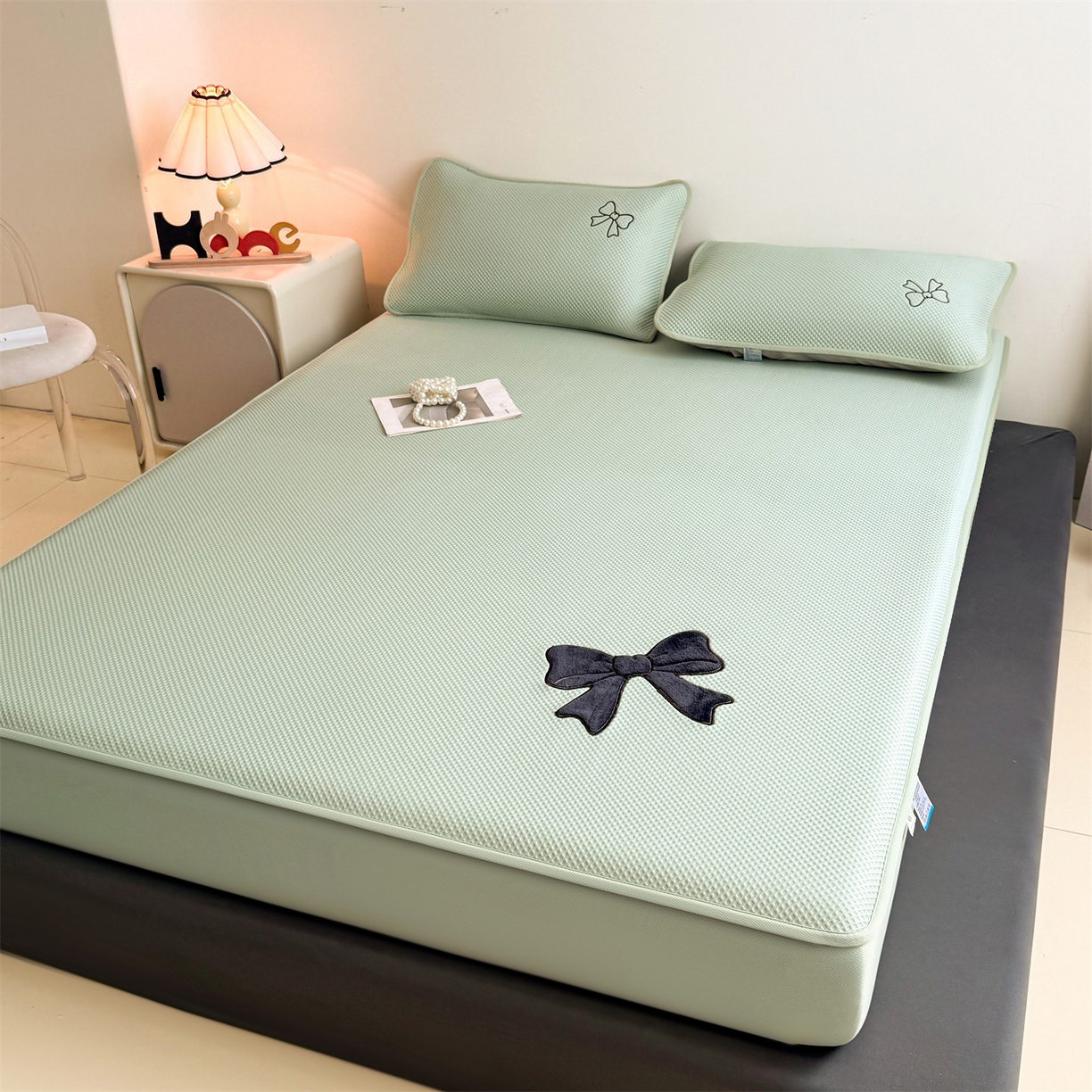 91家纺网 家纺一手货源 找家纺 雯豆家纺 2026春夏新款PE中分子凉感豆豆床笠三件套加厚三明治床垫保护套-墨蝶 墨蝶床笠款-绿