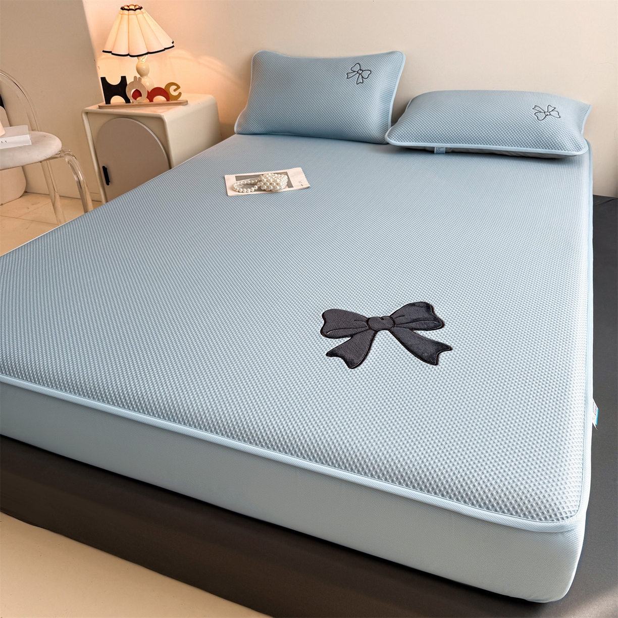 91家纺网 家纺一手货源 找家纺 雯豆家纺 2026春夏新款PE中分子凉感豆豆床笠三件套加厚三明治床垫保护套-墨蝶 墨蝶床笠款-蓝