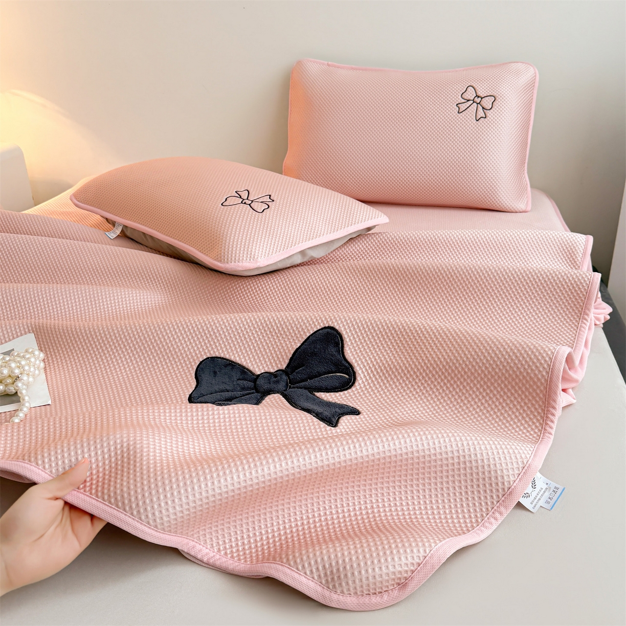 91家纺网 家纺一手货源 找家纺 雯豆家纺 2026春夏新款PE中分子凉感豆豆床笠三件套加厚三明治床垫保护套-墨蝶 墨蝶床笠款-粉