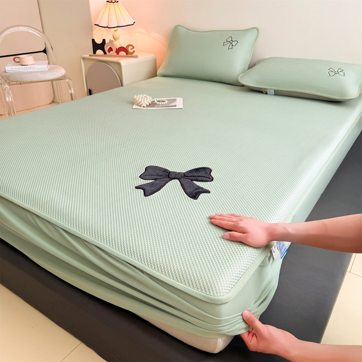 91家纺网 家纺一手货源 找家纺 （总）雯豆家纺 2026春夏新款PE中分子凉感豆豆床笠三件套加厚三明治床垫保护套-墨蝶