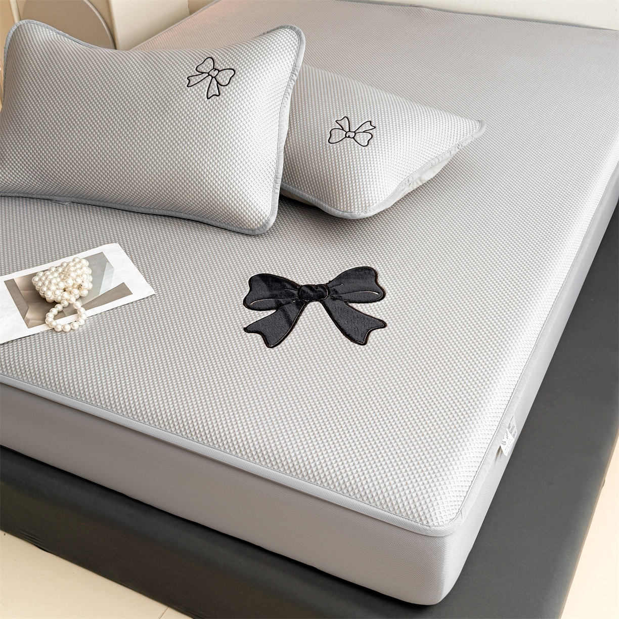 91家纺网 家纺一手货源 找家纺 雯豆家纺 2026春夏新款PE中分子凉感豆豆床笠三件套加厚三明治床垫保护套-墨蝶 墨蝶床笠款-灰