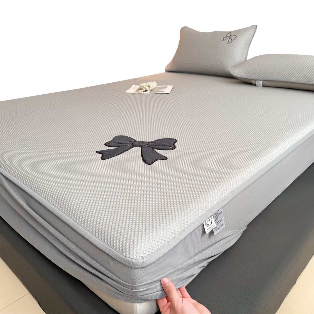 91家纺网 家纺一手货源 找家纺 （总）雯豆家纺 2026春夏新款PE中分子凉感豆豆床笠三件套加厚三明治床垫保护套-墨蝶