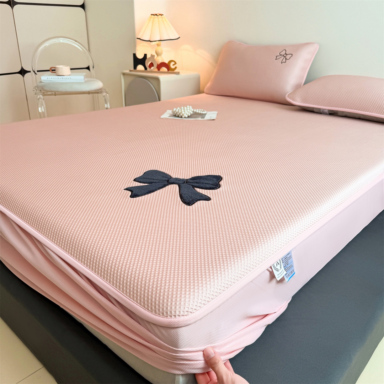 91家纺网 家纺一手货源 找家纺 雯豆家纺 2026春夏新款PE中分子凉感豆豆床笠三件套加厚三明治床垫保护套-墨蝶 墨蝶床笠款-粉
