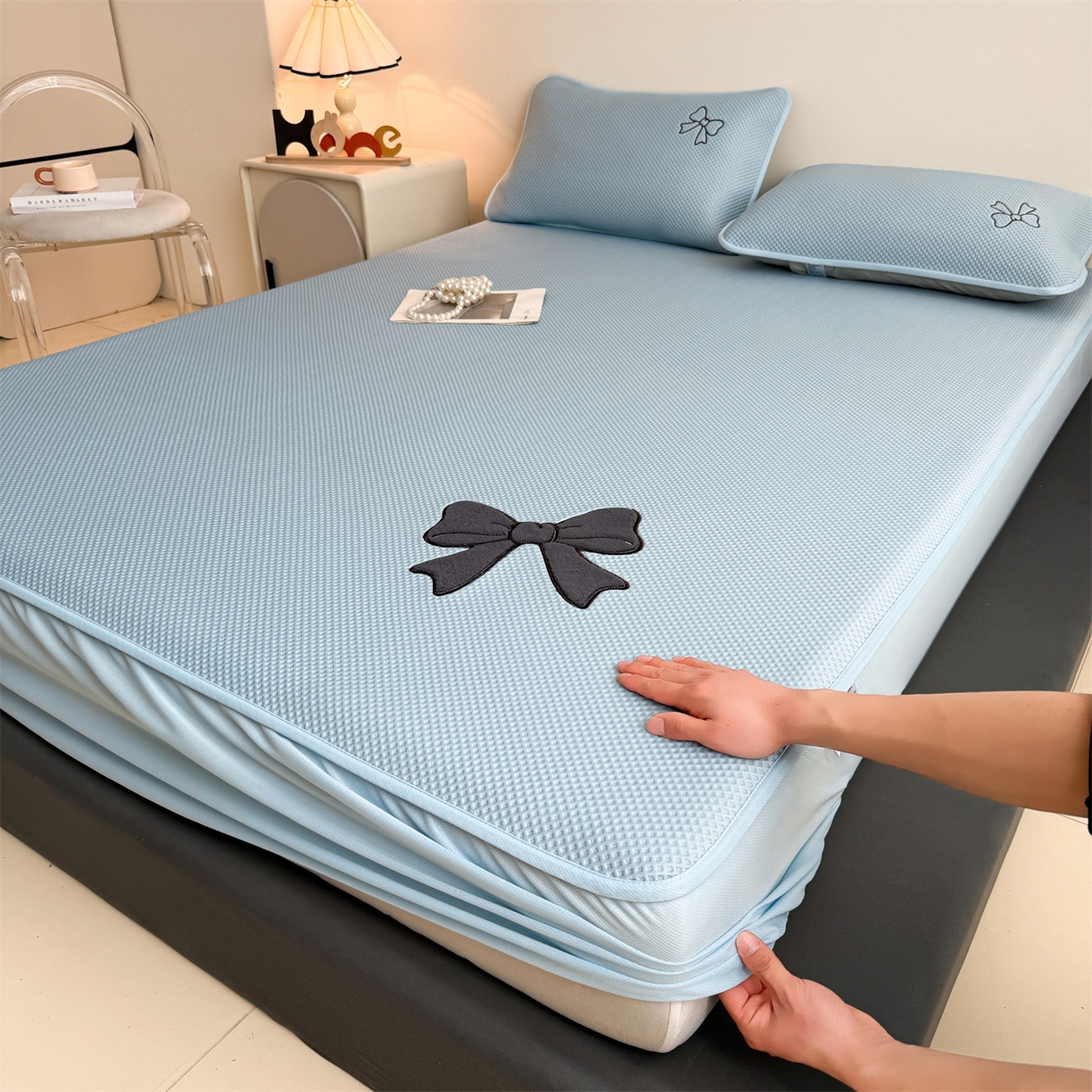 91家纺网 家纺一手货源 找家纺 雯豆家纺 2026春夏新款PE中分子凉感豆豆床笠三件套加厚三明治床垫保护套-墨蝶 墨蝶床笠款-蓝