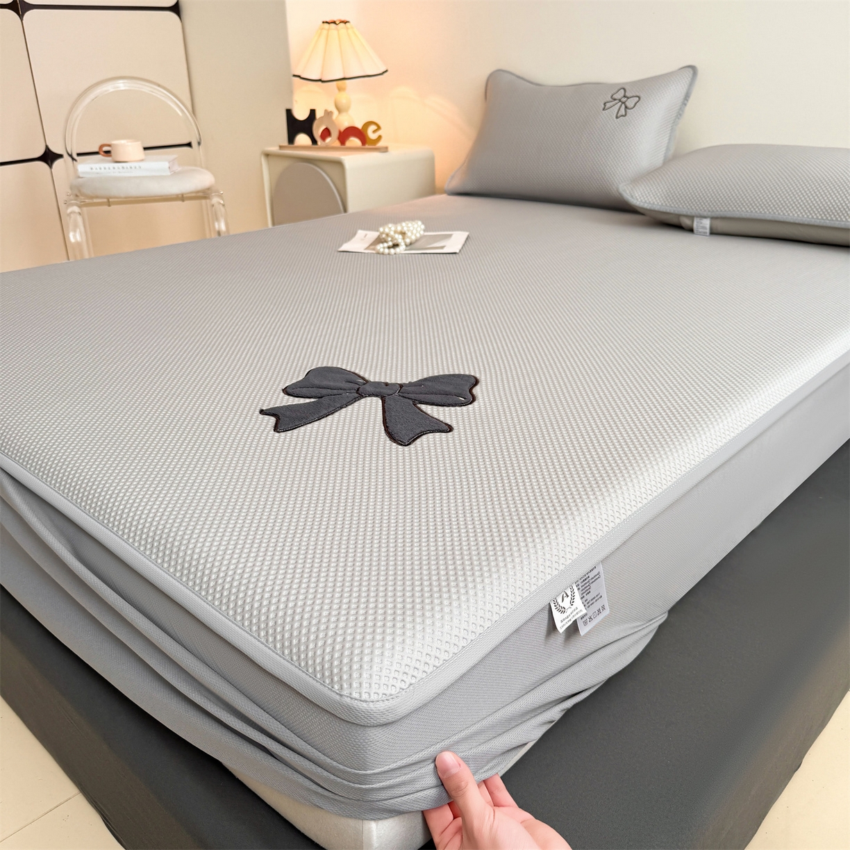 91家纺网 家纺一手货源 找家纺 雯豆家纺 2026春夏新款PE中分子凉感豆豆床笠三件套加厚三明治床垫保护套-墨蝶 墨蝶床笠款-灰