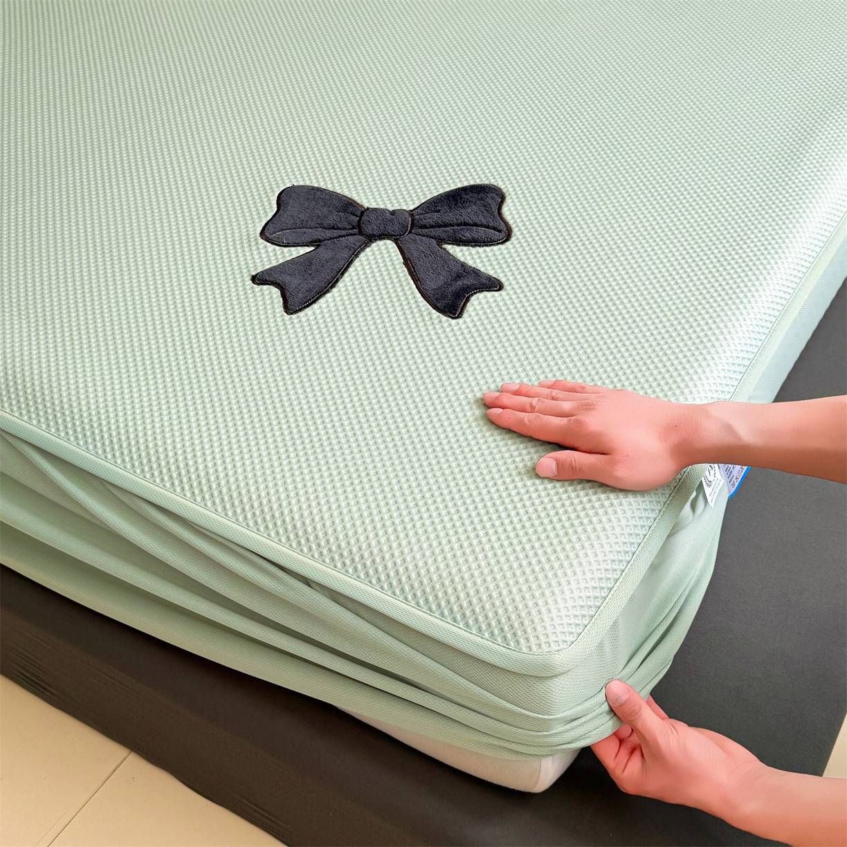 91家纺网 家纺一手货源 找家纺 雯豆家纺 2026春夏新款PE中分子凉感豆豆床笠三件套加厚三明治床垫保护套-墨蝶 墨蝶床笠款-绿