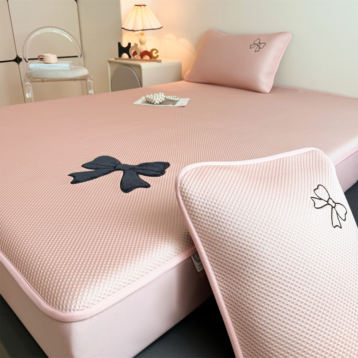 91家纺网 家纺一手货源 找家纺 雯豆家纺 2026春夏新款PE中分子凉感豆豆床笠三件套加厚三明治床垫保护套-墨蝶 墨蝶床笠款-粉