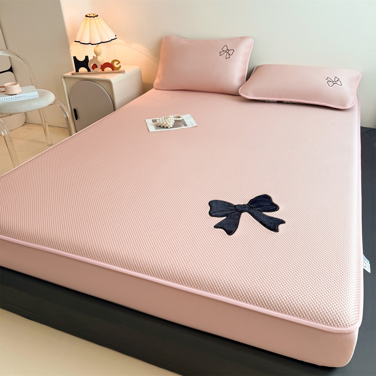 91家纺网 家纺一手货源 找家纺 雯豆家纺 2026春夏新款PE中分子凉感豆豆床笠三件套加厚三明治床垫保护套-墨蝶 墨蝶床笠款-粉