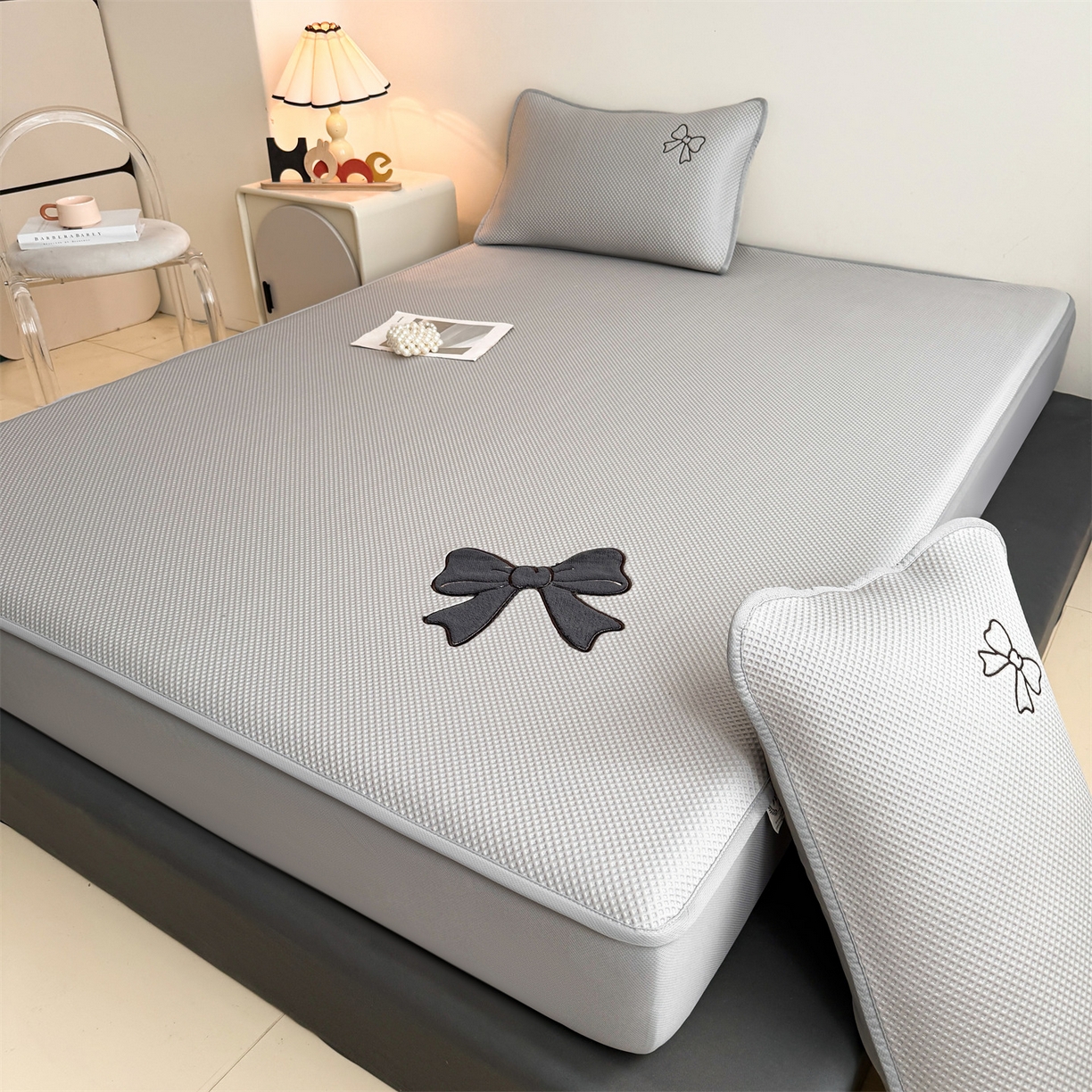 91家纺网 家纺一手货源 找家纺 雯豆家纺 2026春夏新款PE中分子凉感豆豆床笠三件套加厚三明治床垫保护套-墨蝶 墨蝶床笠款-灰