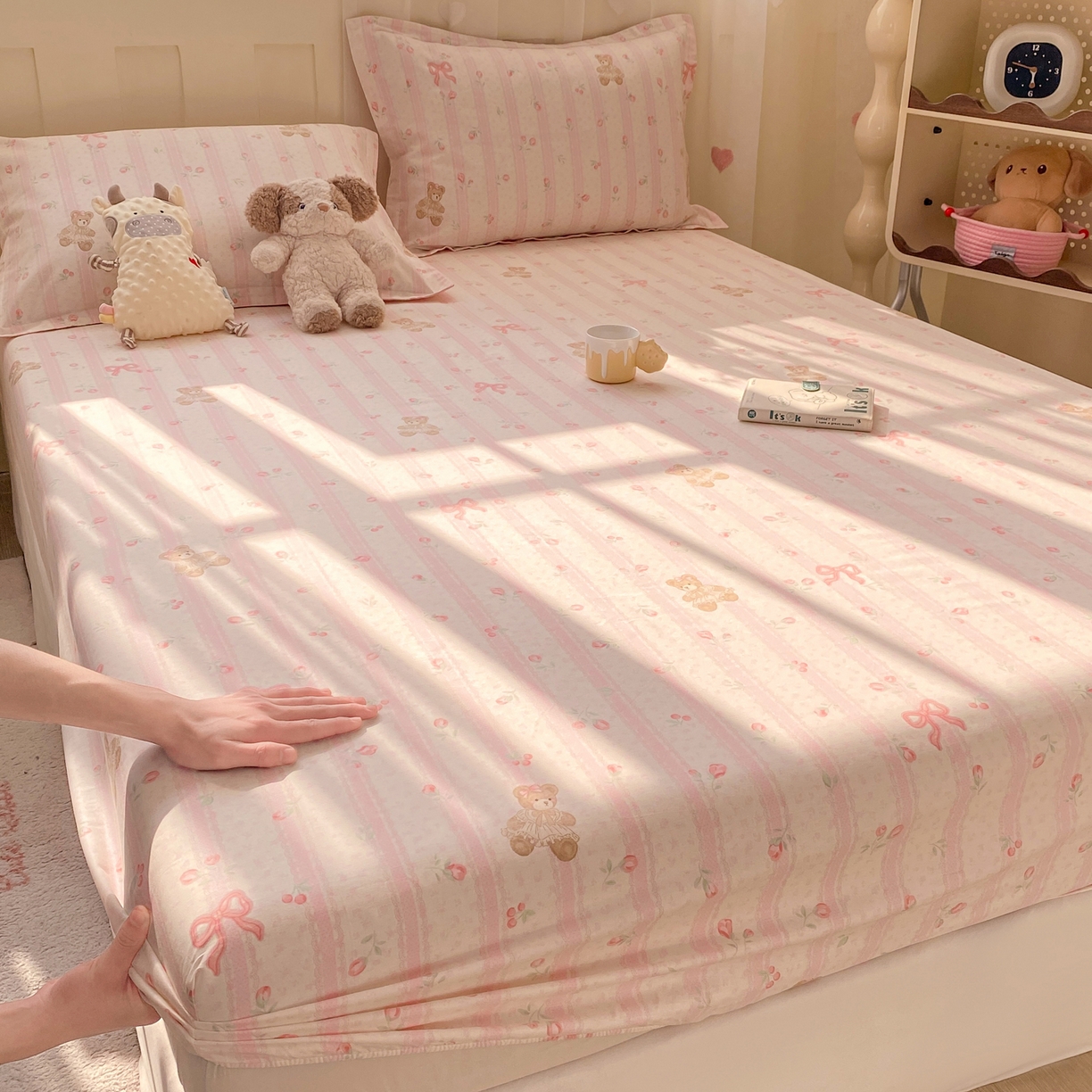 91家纺网 家纺一手货源 找家纺 女子家纺 2026新款全棉纯棉印花小印花花卉款单床笠床笠单件 温柔花朵熊